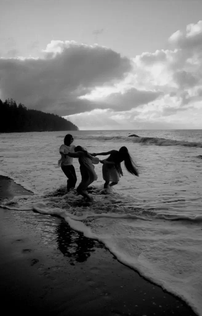 bw people running ocean love romantic vancouver mystic beach