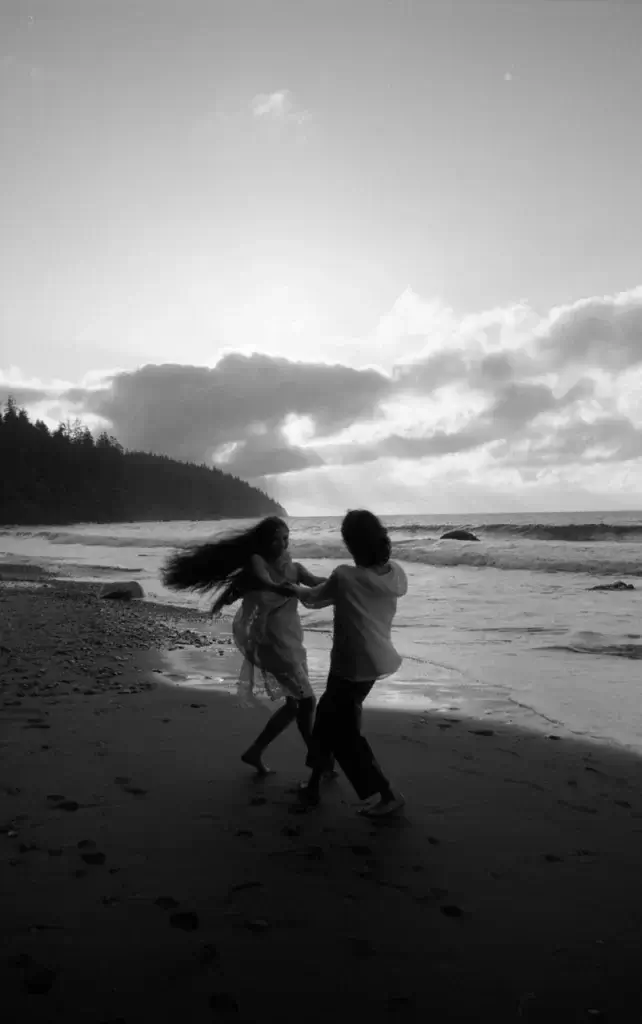 bw man woman running beach in love mm vancouver